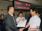 9月14日，甘肃省工商局颁出该局首张“五证合一”营业执照，标志着该省全面实施“五证合一、一照一码”登记制度改革。 - 甘肃新闻