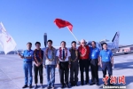 图为中国首次环飞团队抵达兰州中川国际机场。　钟欣 摄 - 甘肃新闻
