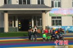 南梁中心幼儿园的小朋友在老师的带领下玩游戏。中新网 种卿 摄 - 甘肃新闻