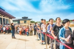 众多市民和游客排队参观敦煌文博会文化年展 - 人民政府