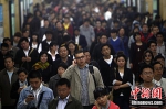数说中国流动人口：规模超2.4亿 逾7成集中在东部 - 公安厅