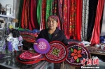 图为哈萨克族传统刺绣商品。　杨艳敏 摄 - 甘肃新闻
