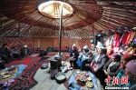 图为哈萨克族传统毡房里的盛会。　杨艳敏 摄 - 甘肃新闻