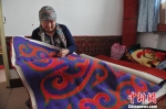 图为哈萨克族手工艺人制作毡垫。　杨艳敏 摄 - 甘肃新闻