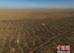 图为从高空俯瞰王天昌一家人在腾格里沙漠腹地所造的7500亩林木的壮观景象。　杨艳敏 摄 - 甘肃新闻
