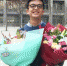 图为赖鑫收到同学们送上的鲜花。　刘玉桃 摄 - 甘肃新闻