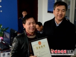 12月1日，甘肃省工商局局长郭承录向前来领取营业执照的代表，颁发了甘肃省首张“两证合一”营业执照。史静静 摄 - 甘肃新闻