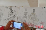 甘肃中医药大学的医学生们手绘百余幅人体解剖图参赛，借助医学与艺术碰撞的火花，提升自身专业素养。　杨艳敏 摄 - 甘肃新闻