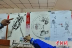　图为学生们欣赏展出的手绘解剖图。　杨艳敏 摄 - 甘肃新闻