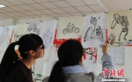 图为学生们欣赏展出的手绘解剖图。　杨艳敏 摄 - 甘肃新闻
