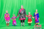 身着传统的裕固族服饰，20名裕固族萌娃重新以母语唱起来自草原的民歌。　汉峰 摄 - 甘肃新闻