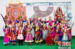 身着传统的裕固族服饰，20名裕固族萌娃重新以母语唱起来自草原的民歌。　汉峰 摄 - 甘肃新闻
