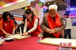 12月20日，冬至节的前一天，兰州千名志愿者“众筹”冬至饺子宴，为当地的“空巢老人”送去温暖。　崔琳 摄 - 甘肃新闻