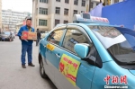图为出租车司机给全城千余户孤残老人送饺子上门。　崔琳 摄 - 甘肃新闻