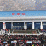 12月26日，历时8年建设的兰渝铁路（甘肃岷县至四川广元段）正式开通运营。图为当日通车的陇南火车站人山人海。　杨艳敏　摄 - 甘肃新闻