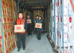 静宁县一家果品公司工作人员搬运苹果准备入市销售 - 人民政府