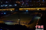 百名转灯人在空地上“踩字祈福”。　崔琳 摄 - 甘肃新闻
