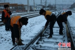 图为河口南车站信号设备除雪除冰。　贾国庆 摄 - 甘肃新闻