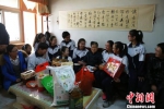 图为学生志愿者看望社区老人。　刘玉桃 摄 - 甘肃新闻