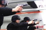 刘莹与队员进行射击训练。　杨艳敏 摄 - 甘肃新闻