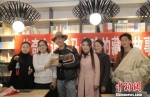3月8日，马金瑜和丈夫扎西、从青海藏区来的草原藏族女工们，在兰州书店与读者分享她们的草原故事。　刘忠堂 摄 - 甘肃新闻