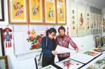 游客在庆阳市西峰区群英香包刺绣有限公司展厅参观 - 人民政府