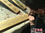 近日，兰州木雕艺人陈世三在家中展示自己的雕刻作品。　杨娜 摄 - 甘肃新闻