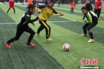 榆中足球少年展示球技。　施立强 摄 - 甘肃新闻