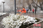 图为12日下午的兰州黄河风情线上，大雪纷飞中游人不绝。　杨艳敏 摄 - 甘肃新闻