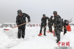 一场罕见的大雪将通往马啣山空军某部唯一的山路封住，切断了山上物资的供给。连日来，甘肃榆中民众和官兵一起与冰雪“抢路”，终于在3月15日17时打通了这条宝贵的“给养通道”。　赵江梅 摄 - 甘肃新闻