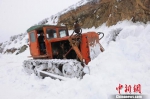 连日来，甘肃榆中民众和官兵一起与冰雪“抢路”，终于在3月15日17时打通了这条宝贵的“给养通道”。　赵江梅 摄 - 甘肃新闻