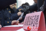 3月15日，甘肃省工商局、省消协等单位联合在东方红广场举行“3.15”消费者权益保护日宣传纪念活动 呼双鹏 摄 - 人民网