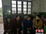 常州的三位女企业家慰问刘文军的父亲。　唐娟 摄 - 甘肃徽县
