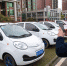3月20日，在武汉市八一路菱角湖小区停车场，市民使用完汽车后，用手机软件上传多张“共享汽车”照片，结束用车。 - 人民网