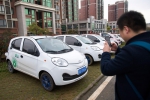 3月20日，在武汉市八一路菱角湖小区停车场，市民使用完汽车后，用手机软件上传多张“共享汽车”照片，结束用车。 - 人民网