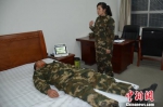 官兵使用心理调节仪催眠解压。　马国贞 摄 - 甘肃新闻