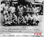 图为二战期间美国飞行员在B29轰炸机前合影，日本九州大学将其中的8名战俘进行活体解剖实验。　甘肃省博物馆供图 摄 - 甘肃新闻