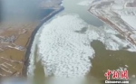 航拍黄河封冻河段全线开通。 视频截图 - 甘肃新闻