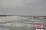 图为黄河封冻河段全线开通。 视频截图 - 甘肃新闻