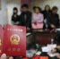 2月14日，在四川省内江市东兴区婚姻登记处，新人在展示刚领取的结婚证书。 当日是情人节，不少情侣选择在这个温馨浪漫的节日登记结婚，让自己的婚姻从第一天起就充满甜蜜和浪漫。 兰自涛 摄 - 人民网