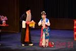 3月24日晚， 由国家京剧院献演的传统戏曲大剧《锁麟囊》在甘肃大剧院上演。（高增硌 摄） - 人民网