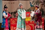3月24日晚，由国家京剧院献演的传统戏曲大剧《锁麟囊》在甘肃大剧院上演。　钟欣 摄 - 甘肃新闻