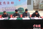 图为村民代表签订村规民约。　高向立 摄 - 甘肃新闻