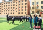 图为榆中县中学上足球课。　南如卓玛 摄 - 甘肃新闻