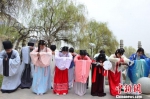图为兰州清明祭祀仪式上的汉服展示。　崔琳 摄 - 甘肃新闻