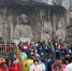 4月4日，游客冒雨游览河南洛阳龙门石窟。新华社发（刘宪国 摄） - 人民网