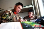 两名学员在认真地撰写学习体会。　裴海博 摄 - 甘肃新闻