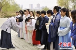 4月9日，兰州黄河岸边，一群青年身着汉服，学习讨论有关汉服以及千年传统文化习俗的相关知识。　徐杉 摄 - 甘肃新闻