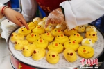 图为台湾美食——“大黄鸭”馒头。　杨艳敏 摄 - 甘肃新闻