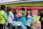 4月21日，甘肃会宁县丁家沟镇慢湾村的236名贫困儿童背着由余彭年慈善基金会捐赠的新书包、新文具开始了一天的学习。　钟欣 摄 - 甘肃新闻